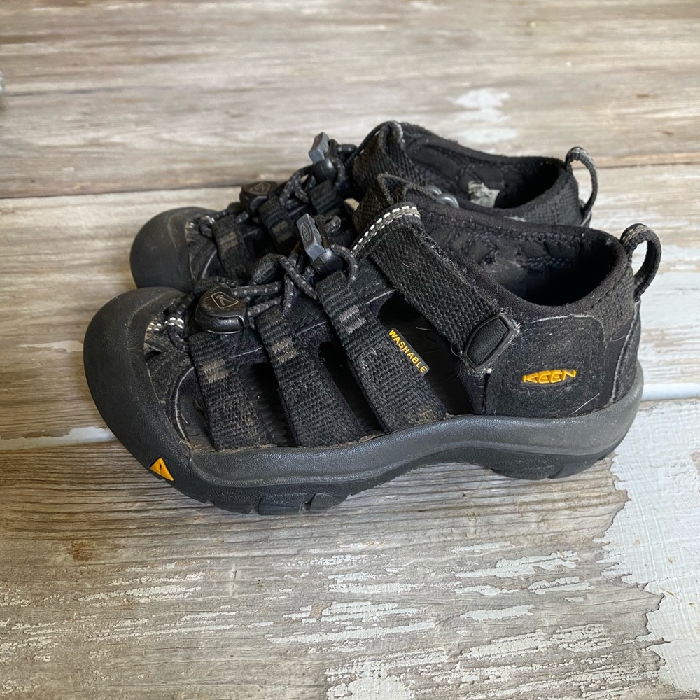 Kids Keen Newport, EUC, little kids 11, black